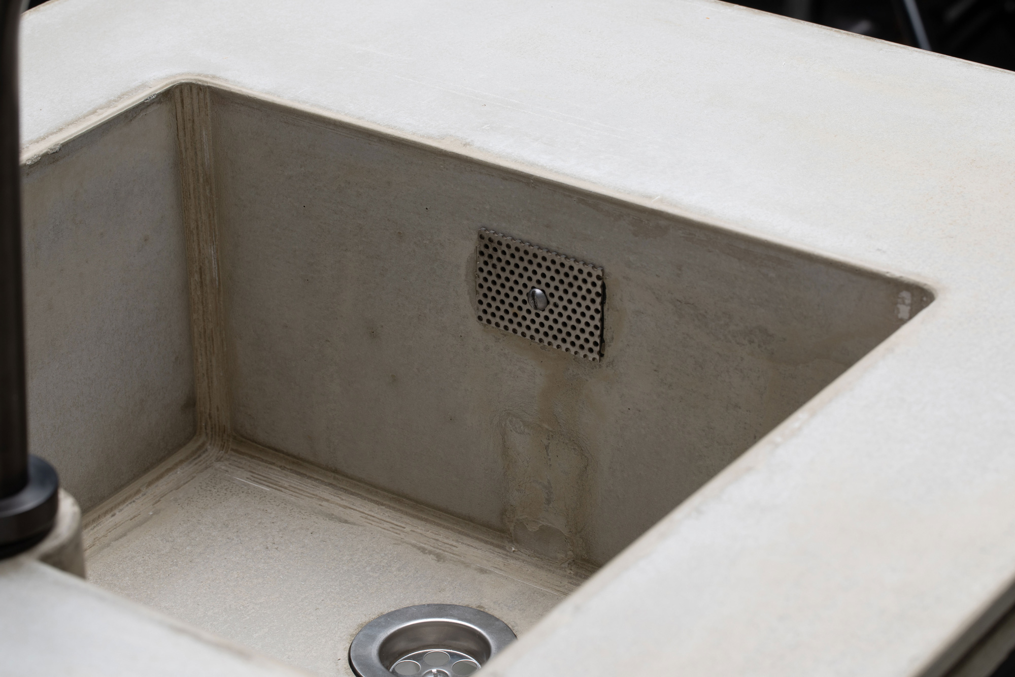 Conrete sink with Overflow